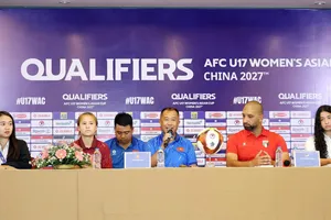 HLV trưởng cùng thủ quân hai đội U17 nữ Việt Nam và Palestine tại buổi họp báo.