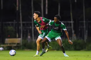 Kevin Felida (bên phải) được kỳ vọng sẽ làm cầu nối trên sân khi nhiều trụ cột của Hà Nội FC thiếu ổn định về phong độ. Ảnh: HNFC
