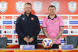 HLV Arthur Diles và Jason Cummings tại buổi họp báo. Ảnh: DUY ANH