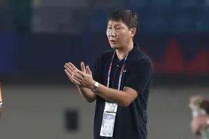 HLV Kim Sang-sik với nhiều áp lực thời kỳ "hậu" FIFA ASEAN Cup 2026. Ảnh: ANH KHOA