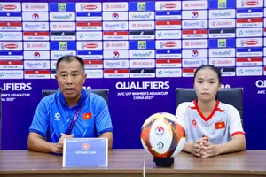 HLV Okiyama Masahiko và tiền đạo Khánh Chi tại buổi họp báo sau trận đấu. Ảnh: ĐÔNG HUYỀN