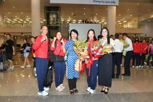 Phó Cục trưởng Cục TDTT Việt Nam Lê Thị Hoàng Yến (đứng giữa) đón đoàn tại ASIAD 20 vừa qua. Ảnh: TÂM MINH