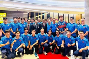 Thủ tướng Chính phủ Lê Minh Hưng chụp hình lưu niệm cùng đội tuyển bóng chày Việt Nam.