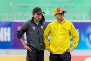 Bộ đôi HLV Vũ Tiến Thành - Lê Quang Trãi với những âu lo sau màn khởi đầu không như ý của HAGL. Ảnh: HAGLFC