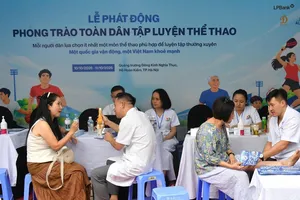 Lực lượng y, bác sĩ tiến hành thăm khám sức khỏe tại Lễ phát động Phong trào toàn dân tập luyện thể thao năm 2026. Ảnh: TÂM MINH