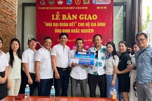 Ban Điều hành CLB Doanh nhân Sài Gòn trao nhà cho ông Đinh KHắc Nghiêm.