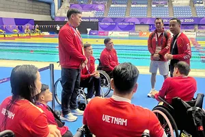 Trưởng đoàn Nguyễn Trọng Hổ thăm và động viên các vận động viên. Ảnh: TÂM MINH