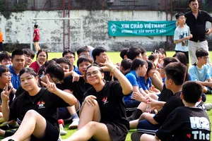 Các em học sinh hào hứng tham gia giải