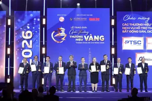 Ông Nguyễn Lộc Hà - Ủy viên Ban Thường vụ Thành ủy, Phó Chủ tịch Thường trực Ủy ban Nhân dân TPHCM cùng nhà báo Trần Xuân Toàn - Tổng biên tập Báo điện tử Tuổi Trẻ đại diện trao giải cho các doanh nghiệp.
