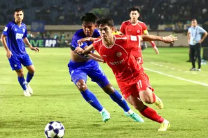 Khuất Văn khang nỗ lực qua người hậu vệ Persib Bandung. Ảnh: TCVT FC