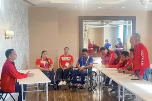 Trưởng đoàn Nguyễn Trọng Hổ kiểm tra và động viên các đội thể thao Việt Nam tại Nhật Bản. 