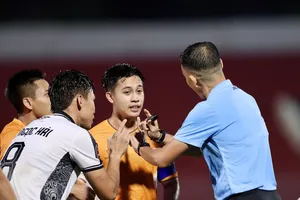 Cầu thủ hai đội HAGL và SHB Đà Nẵng chất vấn trọng tài ở cuộc so tài tại vòng 3. Ảnh: MINH TRẦN