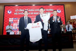 HLV Kim Sang-sik tại buổi ra mắt dẫn dắt đội tuyển Việt Nam thay HLV Troussier. Ảnh: VFF