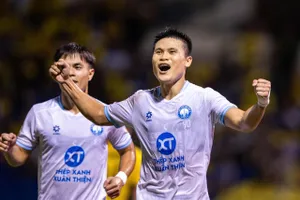 Niềm vui của Tuấn Hải sau bàn mở tỷ số cho Nam Định. Ảnh: HẢI HOÀNG