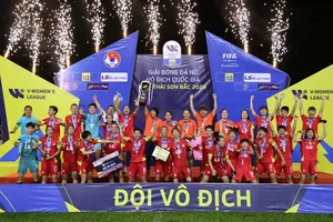 CLB nữ TPHCM I trong đêm đăng quang tối 18-10. Ảnh: HOÀNG TRIỀU
