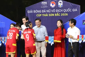 Ông Trần Anh Tú - Phó chủ tịch VFF, Chủ tịch HFF trao HCV cho Huỳnh Như và CLB TPHCM tại lễ trao giải. Ảnh: HOÀNG TRIỀU