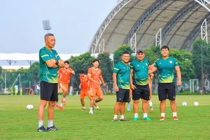 HLV Bùi Đoàn Quang Huy bị cấm chỉ đạo ở vòng 4 giải hạng Nhất do lãnh đủ 3 thẻ vàng. Ảnh: FBNV