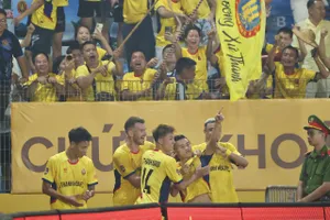 Thanh Hóa giành trận hòa như thắng trên sân Hàng Đẫy tối 22-10. Ảnh: MINH HOÀNG