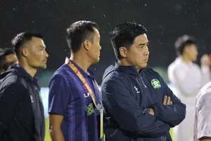 HLV Nguyễn Việt Thắng cảm nhận áp lực lớn ngay ở giai đoạn đầu mùa V-League 2026-2027. Ảnh: ĐNFC