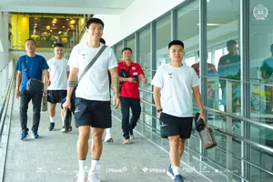 Các cầu thủ CAHN tại sân bay Nội Bài sáng 24-10. Ảnh: CAHN FC