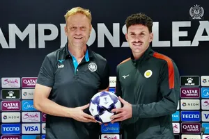 HLV Polking và tiền vệ Damia Sabater Tous tại buổi họp báo sáng 26-10. Ảnh: CAHN FC