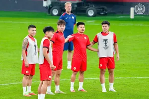 CLB CAHN tập nhẹ làm quen mặt sân thi đấu vào tối 26-10. Ảnh: CAHN FC
