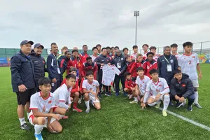 Cầu thủ hai đội U15 Việt Nam và U15 Cuba chụp hình lưu niệm trước trận đấu. Ảnh: VFF