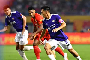Văn Quyết là điểm tựa khu trung tuyến của Hà Nội FC. Ảnh: VPF