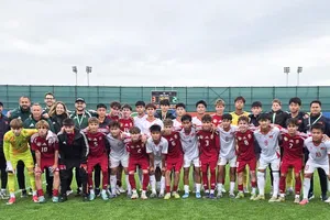 Cầu thủ hai đội U15 Việt Nam và U15 Hungary chụp hình lưu niệm trước trận đấu.