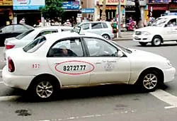 Taxi dù lộng hành