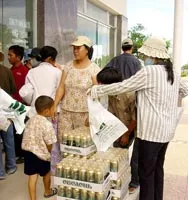 Nhộn nhịp “buôn gian” ở cửa hàng miễn thuế