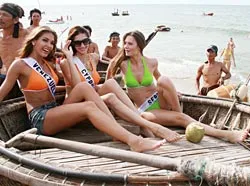 Hoa hậu lộng lẫy với xích lô, hoa và đêm phố cổ