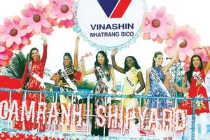 Thí sinh Hoa hậu Hoàn vũ 2008 diễu hành xe hoa