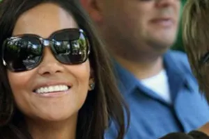 Con gái “miêu nữ” lần đầu tiên lộ diện