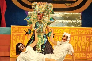 Hãy cho biết hai nghệ sĩ trong ảnh này tên gì, tham gia tác phẩm nào, của tác giả,  đạo diễn nào?