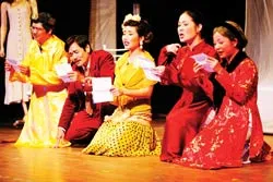 Hãy cho biết các nghệ sĩ trong ảnh này tên gì, tham gia tác phẩm nào, của tác giả, đạo diễn nào?