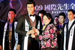 Siêu mẫu Bruno Kettels người Bolivia đăng quang Mr. International 2009