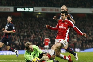 Arsenal go top, Liverpool eye Champions League