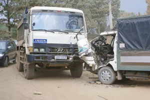 Đà Lạt: Xe chở bùn tông xe tải, ô tô lao dốc cán xe máy