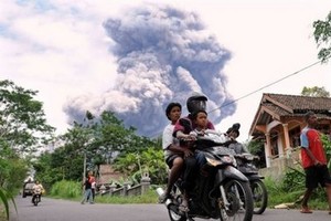 Indonesian volcano rumbles as president visits camps