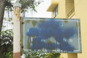 Bảng tên đường bị xịt sơn