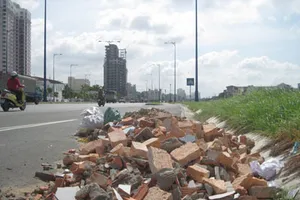 Lại đổ xà bần trên đường Võ Văn Kiệt