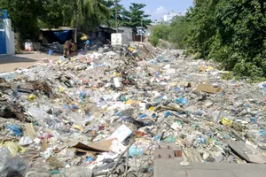 Dòng kênh thành bãi rác