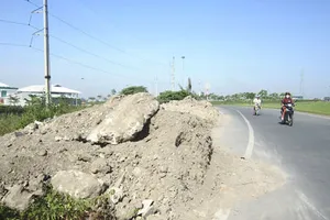 Đổ trộm xà bần trên cầu vượt