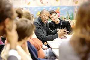 Diễn kịch để “cứu” một bệnh viện