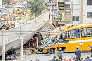 Cầu sập, vé giả và niềm tin chứng khoán