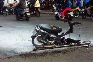 Gia Lai: Tông ô tô, xe máy bốc cháy trên đường phố