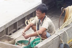 “Đỏ mắt” mò ve chai dưới đáy sông