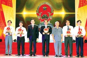 Tôn vinh 10 tập thể, cá nhân tiêu biểu trong xây dựng và bảo vệ Tổ quốc