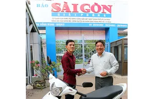 Trao thưởng xe gắn máy cho khán giả may mắn